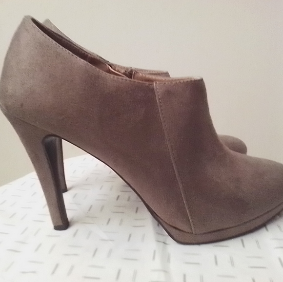 Ladies Size 8 Tan Suede Booties - Picture 3 of 4